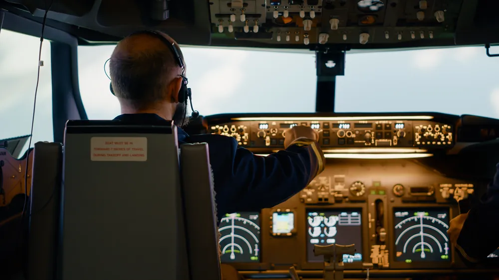 Pilot w słuchawkach za sterami symulatora