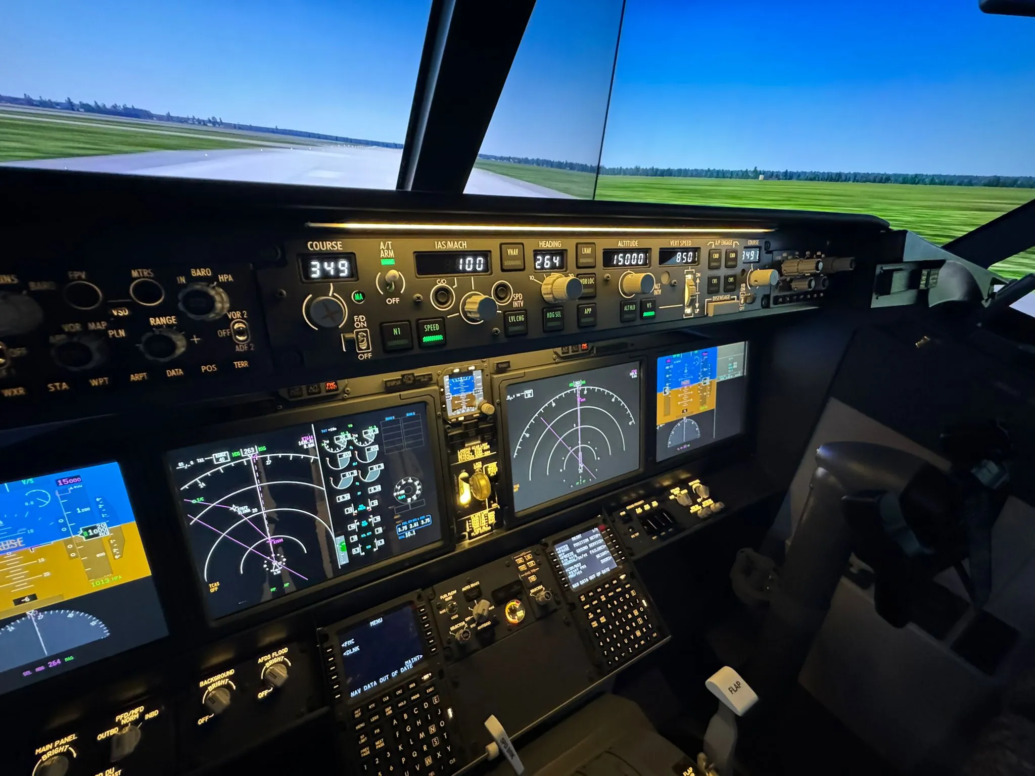 Kokpit symulatora Boeinga 737 MAX we FlyCenter, na ekranach pas startowy w słońcu