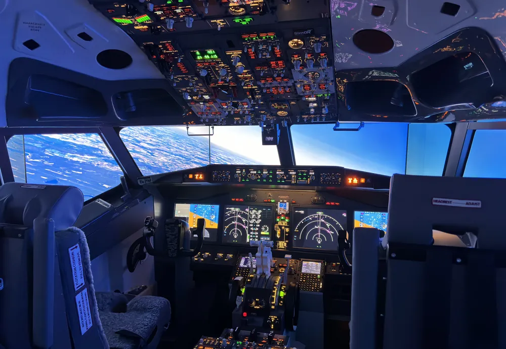 Kokpit 737 MAX w przelocie nad chmurami